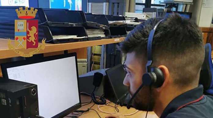 VIDEO – Tenta di truffare un’anziana, che però fa finta di abboccare e la fa arrestare