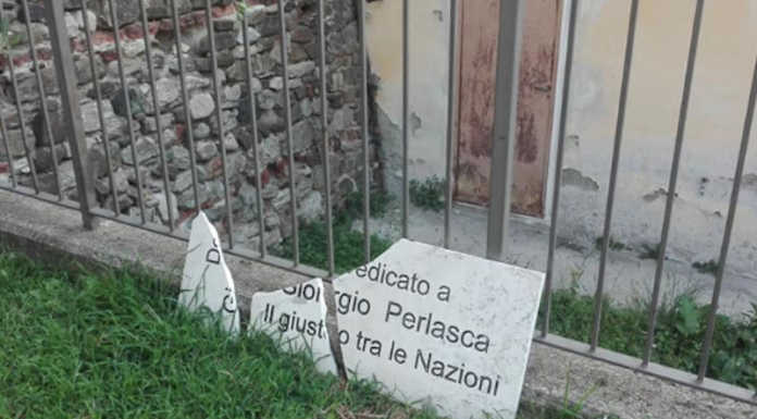 Brivio, protesta per la targa di Perlasca da giorni rotta a terra. Airoldi: “A breve quella nuova”