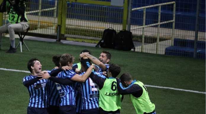 Calcio Serie C. Buona la prima: il Lecco riparte con una vittoria L'esultanza dei giocatori blucelesti dopo il gol di Mastroianni (credit foto Calcio Lecco 1912)