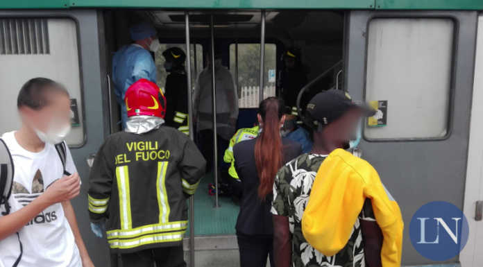 Calolzio, cammina sui binari e poi si trincera nel bagno del treno. Soccorsi in stazione