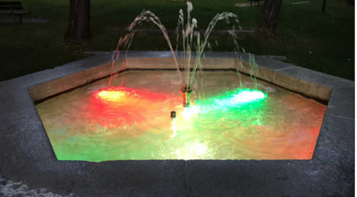 Merate, restaurata la fontana dell’Impero: riattivate le luci tricolori