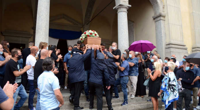 Folla ai funerali di Salvatore De Fazio. Lo strazio della madre: “Hanno ammazzato mio figlio”