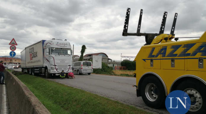 Osnago, camion bloccato sulla provinciale: disagi alla viabilità