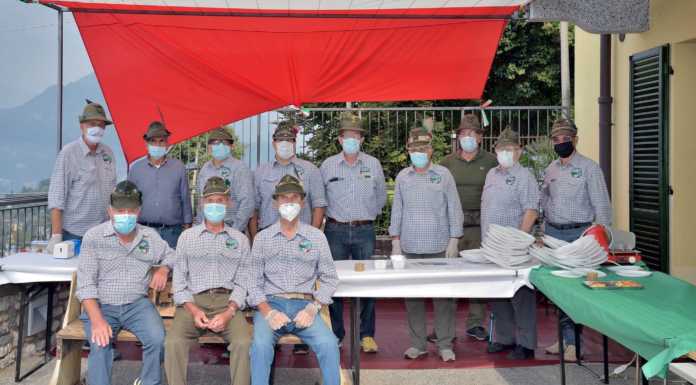 Gli Alpini di Calolzio nei supermercati per una raccolta in favore dei bimbi dell’Ucraina