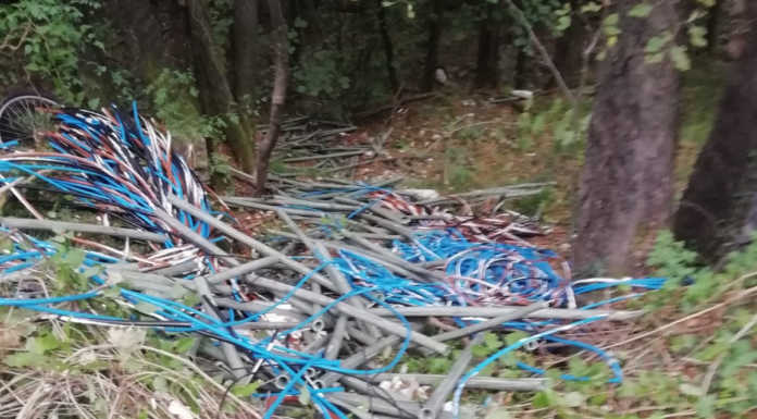 Rifiuti abbandonati. Scempio sulla strada SP63 Ballabio – Morterone