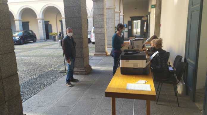 Lecco. Consegna schede elettorali: servizio attivo… all’aperto