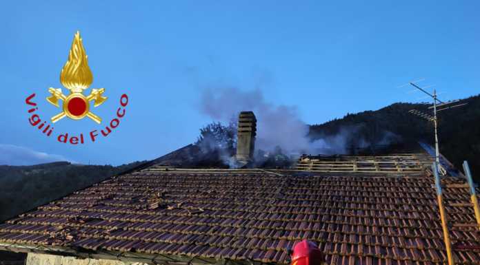 Bellagio, baita di due piani devastata dalle fiamme, VVF sul posto