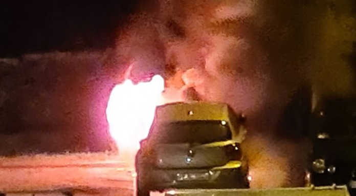 Mandello, brucia un’auto in serata. Intervengono i pompieri