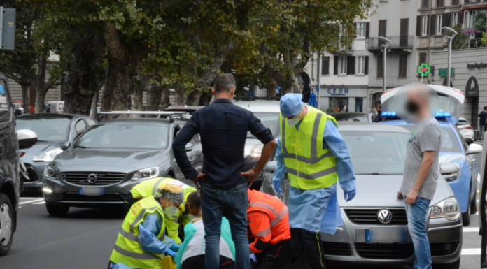 Lecco, anziano investito sul lungolago mentre attraversa la strada