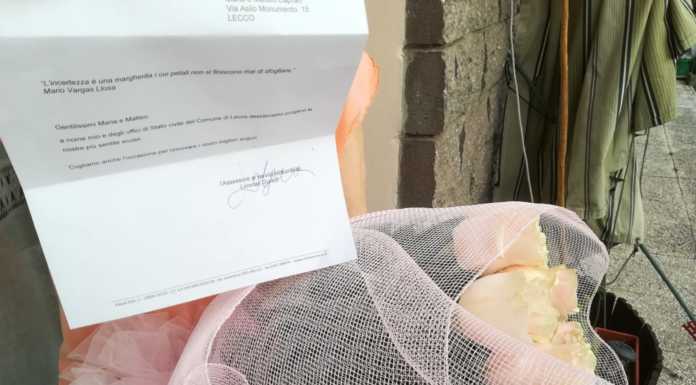 Lettera di scuse e mazzo di fiori agli sposi chiusi fuori da Villa Gomes