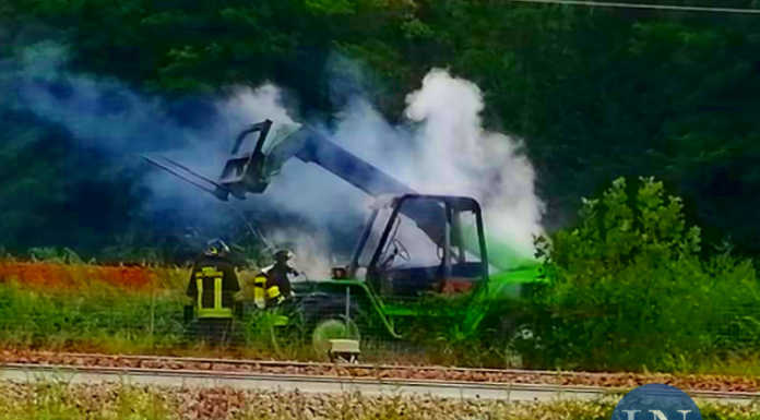 Merate. A fuoco un mezzo agricolo, intervengono i Vigili del Fuoco