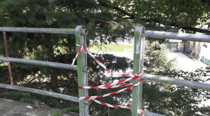 Laorca: “Sistemate quella ringhiera è un pericolo per i bambini”