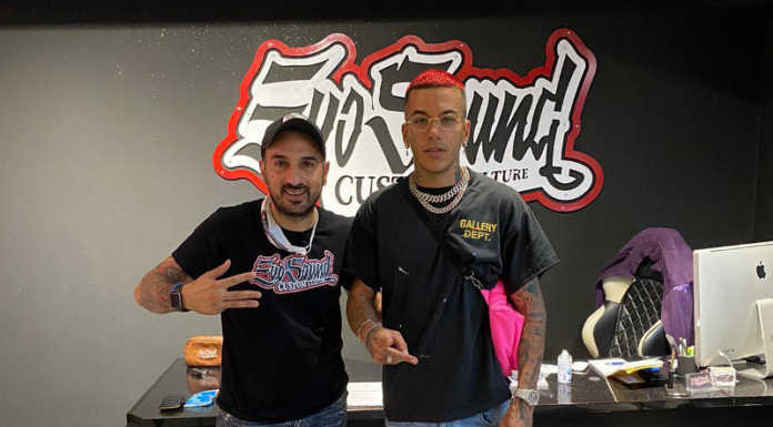 Il rapper Sfera Ebbasta alla Evo Sound di Pasquale Esposito, stilista delle auto