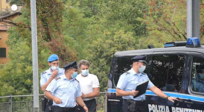 Valsecchi confessa di fronte al giudice: “Ho sparato io ai De Fazio”