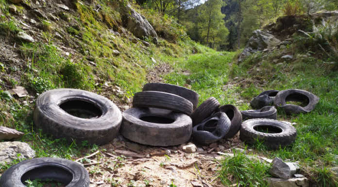 Valvarrone, segnalata una discarica di pneumatici sulla strada del Ferro