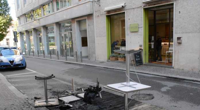 Rubano sedie e tavolini, poi appiccano il fuoco. E’ successo in via Cattaneo