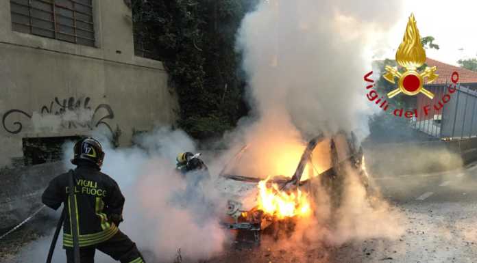 Como, auto in fiamme in via Clemente, intervento dei VVF