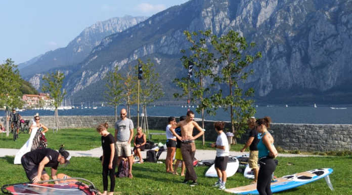 Valmadrera, prove gratis di wind surf a Parè, tanti i partecipanti