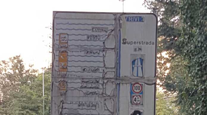 Dorio. Il cartello stradale illeggibile da otto anni: “Le istituzioni latitano”