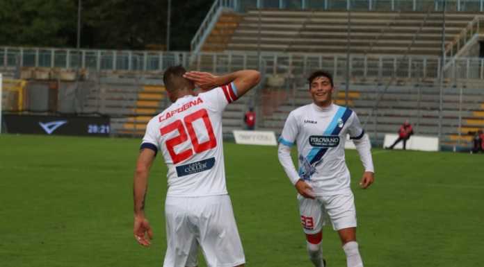 Calcio Lecco da urlo: affossato il Como nel derby con un tris Capogna e Capoferri esultano dopo il raddoppio (credit foto Calcio Lecco 1912)