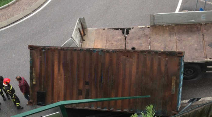 Calolzio. Camion perde il carico alla rotonda del Marenzi, traffico difficoltoso