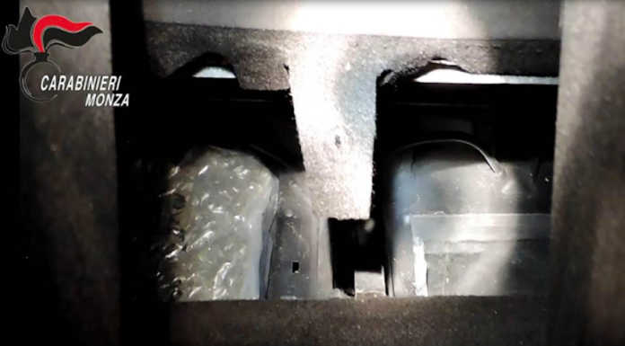 Chili di droga nascosti in auto e a casa. Tre spacciatori in manette