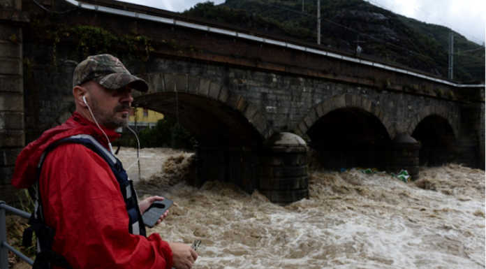 Varrone a rischio esondazione: notte di paura a Dervio, evacuato il campeggio Il sindaco Cassinelli guarda il Varrone (foto d'archivio alluvione 2019)