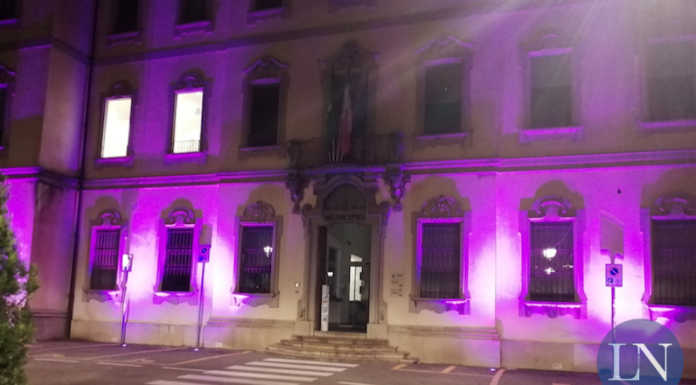 Merate, la facciata del Municipio si tinge di rosa