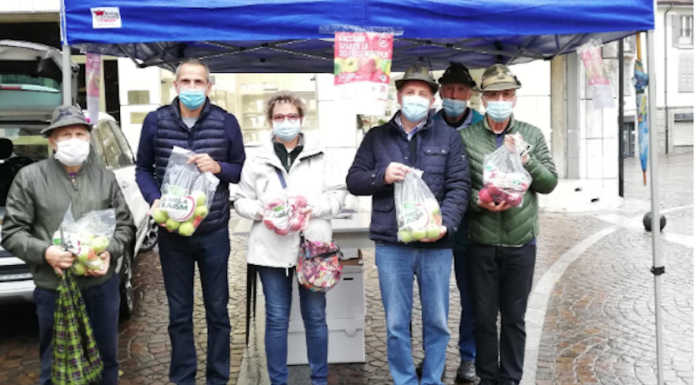 Merate, alpini in piazza con una mela per la lotta alla sclerosi multipla