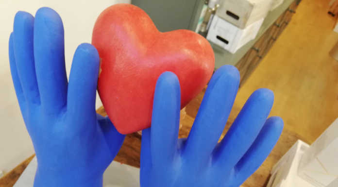 Merate. “Grazie a voi”: l’omaggio a medici e infermieri in mostra nelle vetrine dei negozi