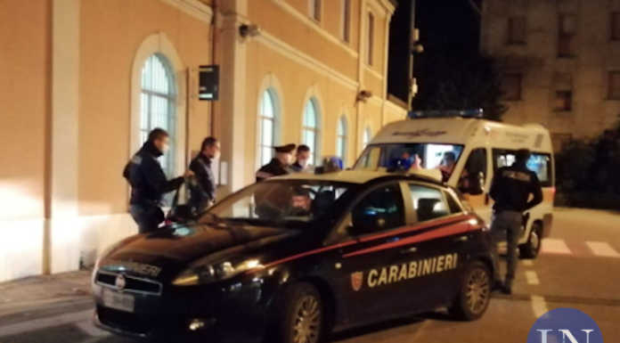 Olgiate, cerca di buttarsi sotto un treno, poi scappa. Fermato e trasportato in ospedale