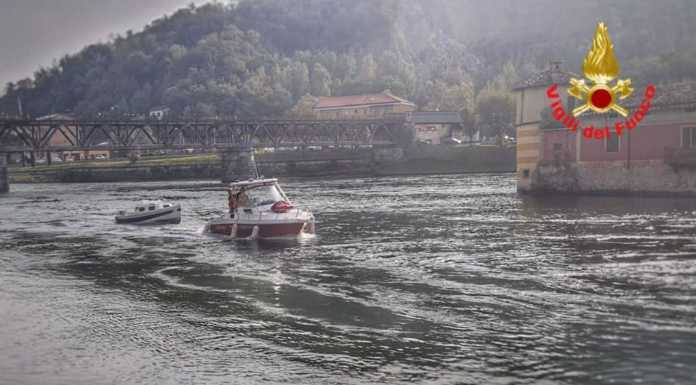 Barca alla deriva, i Vigili del Fuoco la recuperano e la portano in zona sicura