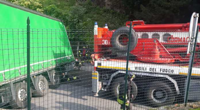 Dervio. Camion bloccato sulla strada per la Valvarrone, intervengono i pompieri