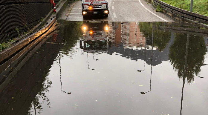 Maltempo, problemi in mattinata sulle strade. Allagamenti e alberi caduti