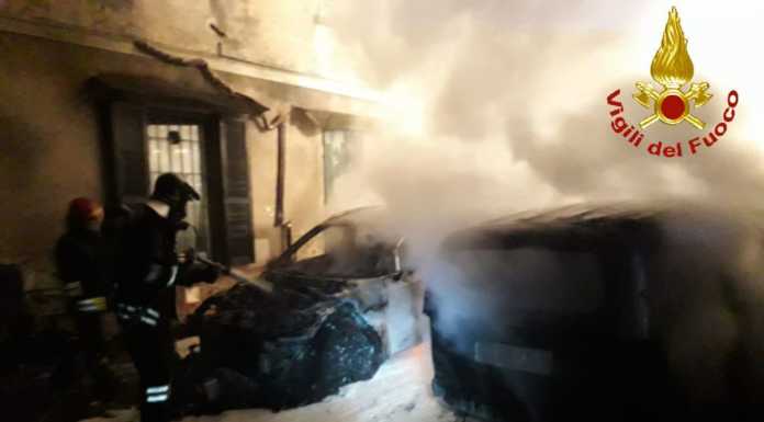 Merate, bruciano due auto in serata. L’intervento dei pompieri