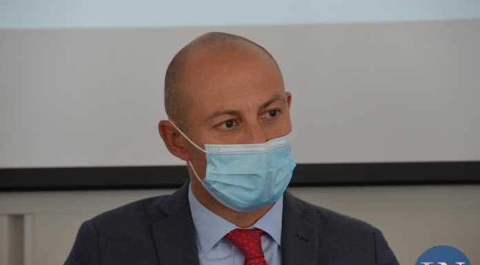 Frasi razziste sull’autobus, il sindaco condanna l’episodio e contatta la giovane