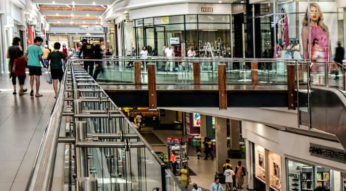 La 2° ordinanza: chiusi nel weekend i centri commerciali, didattica a distanza alle superiori