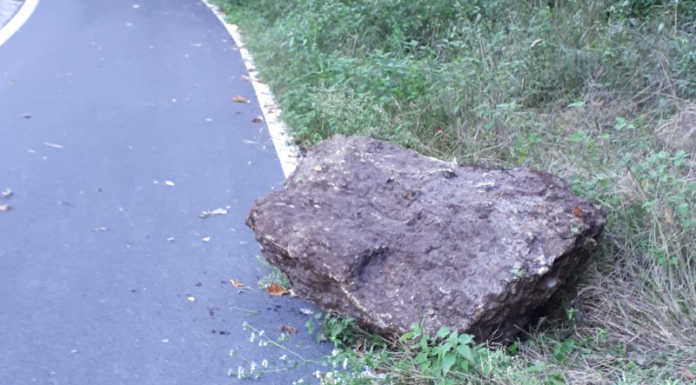 Introbio, cadono sassi sulla ciclabile, percorso chiuso