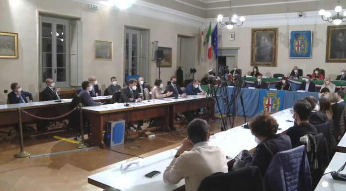 Il centrodestra: “Città divisa in due”. Valsecchi: “Saremo una spina del fianco”