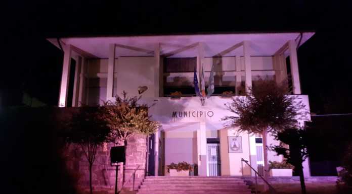 Lierna. Il municipio in rosa per la campagna per la ricerca sul cancro al seno