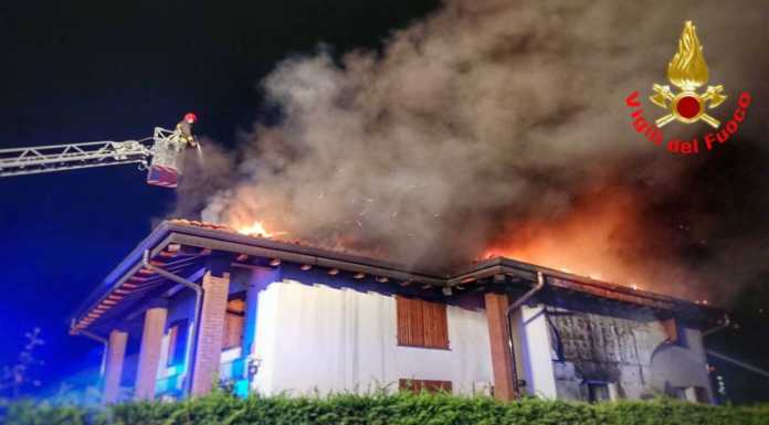 Paderno. In fiamme il tetto di una villetta, intervengono i pompieri