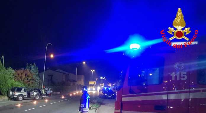 Schianto nella notte a Garlate, auto si ribalta: sette giovani soccorsi