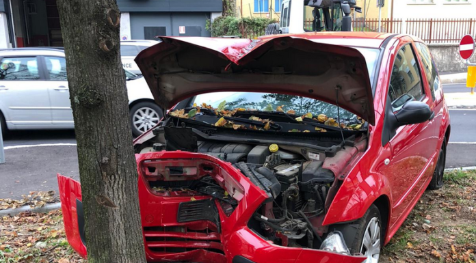Maggianico, esce di strada e si schianta contro un albero