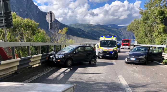 Incidente tra più veicoli nel tunnel S. Martino, auto ribaltata sulla corsia opposta