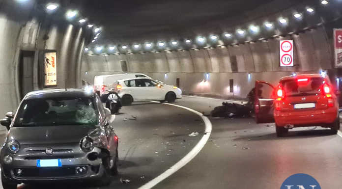 SS 36 dir, incidente auto moto nella galleria dell’ospedale. Strada chiusa e code Incidente Galleria Auto Moto ospedale verso terzo ponte