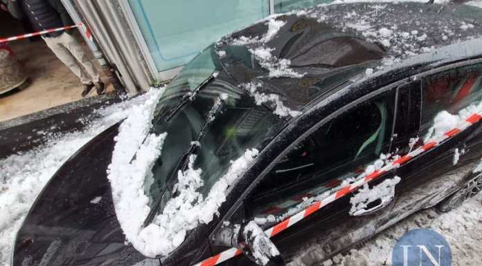 Neve e ghiaccio piombano dal tetto, un ferito. Fermato il traffico in viale Dante