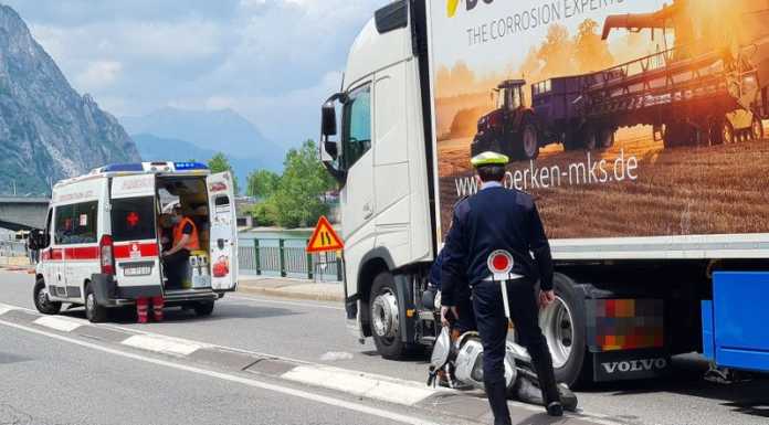Incidente a Malgrate: moto sbanda e urta un camion, un ferito e code incidente malgrate camion code