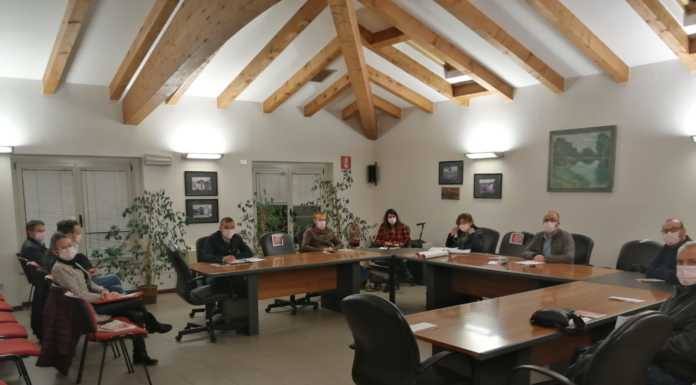 Dolzago, mascherine ‘rosa’ in Comune in favore della LILT