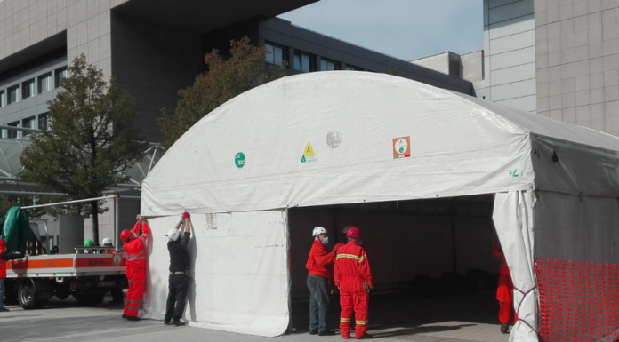 Ospedale. Gli alpini montano le tende, faranno da riparo agli utenti in attesa