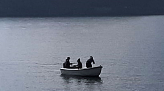 Onno, pescatore cade dalla barca e finisce in acqua: soccorso